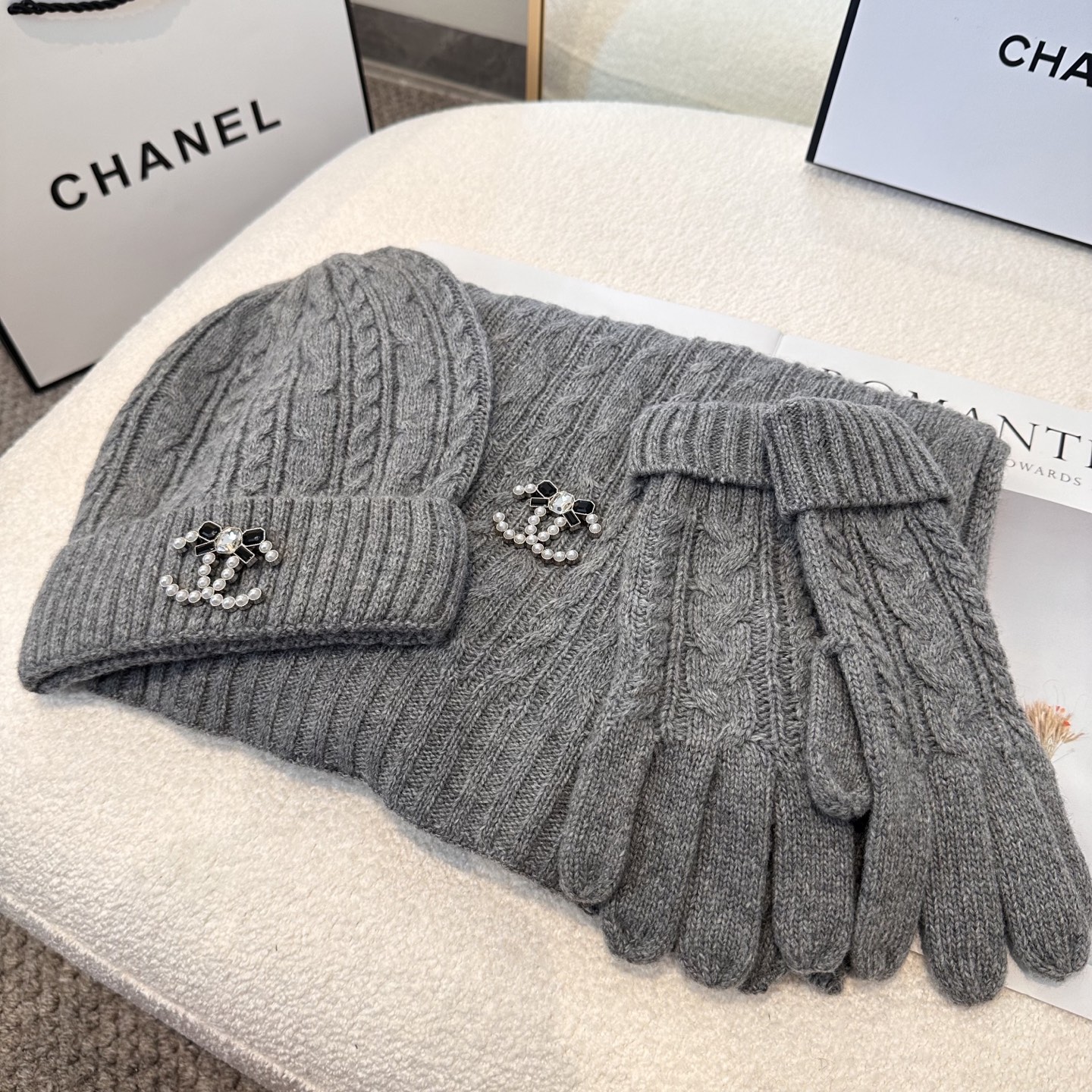 CHANEL香奈儿 三件套 手套 帽子 围巾 非常柔软亲肤，弹性很好💓有质感又非常百搭的款式~保暖的 均