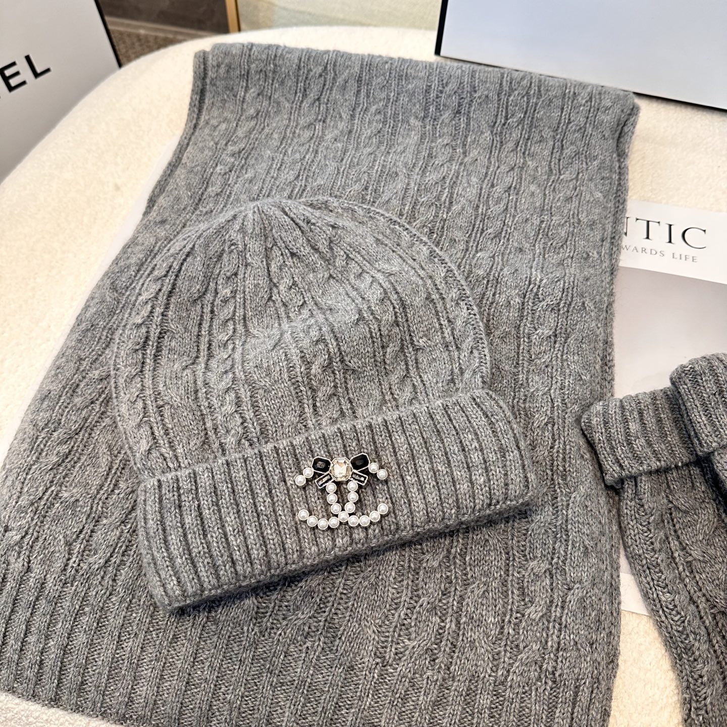 CHANEL香奈儿 三件套 手套 帽子 围巾 非常柔软亲肤，弹性很好💓有质感又非常百搭的款式~保暖的 均