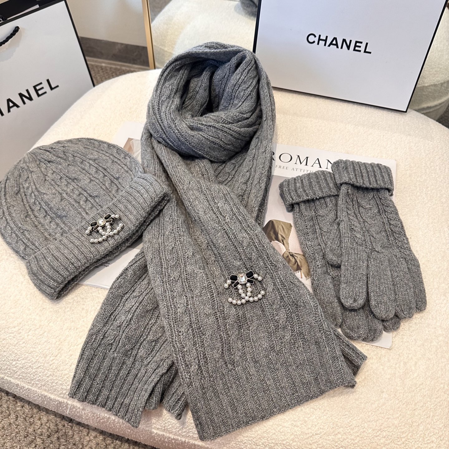 CHANEL香奈儿 三件套 手套 帽子 围巾 非常柔软亲肤，弹性很好💓有质感又非常百搭的款式~保暖的 均
