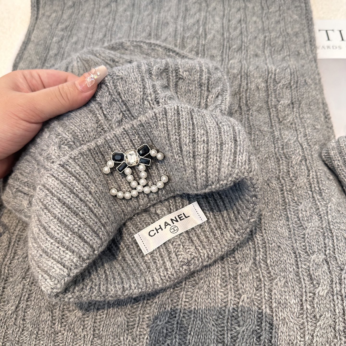 CHANEL香奈儿 三件套 手套 帽子 围巾 非常柔软亲肤，弹性很好💓有质感又非常百搭的款式~保暖的 均