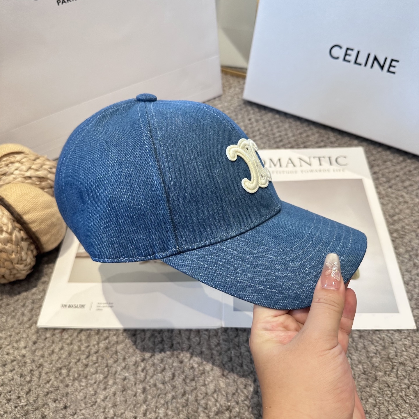 CELINE赛琳 新款凯旋门棒球帽🧢帽型完全按照定做。五金调节扣开模定做有logo标。定做帽子内里logo织带⚠️