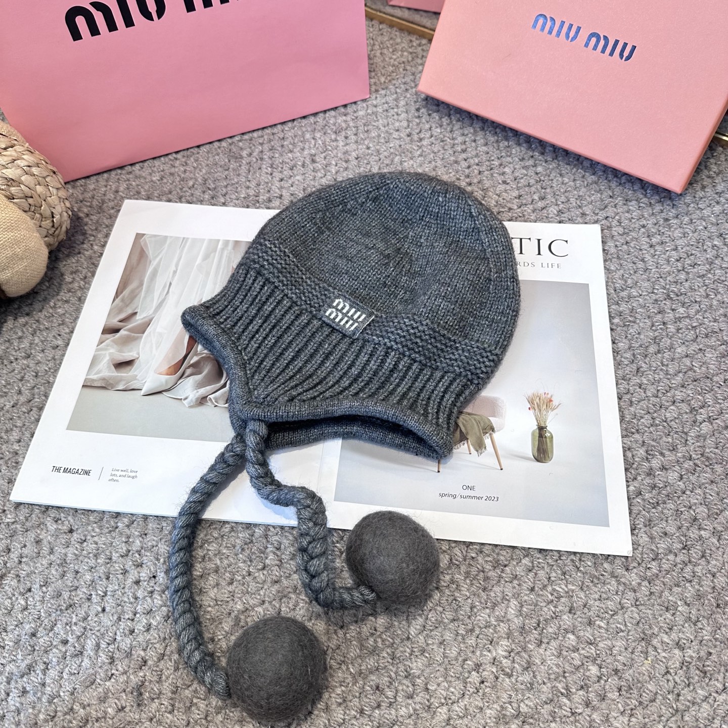 miumiu缪缪秋冬毛线帽这种高级灰色染色非常难染！更何况是兔毛的材质简直质感从头开始了！巨推荐大家这顶