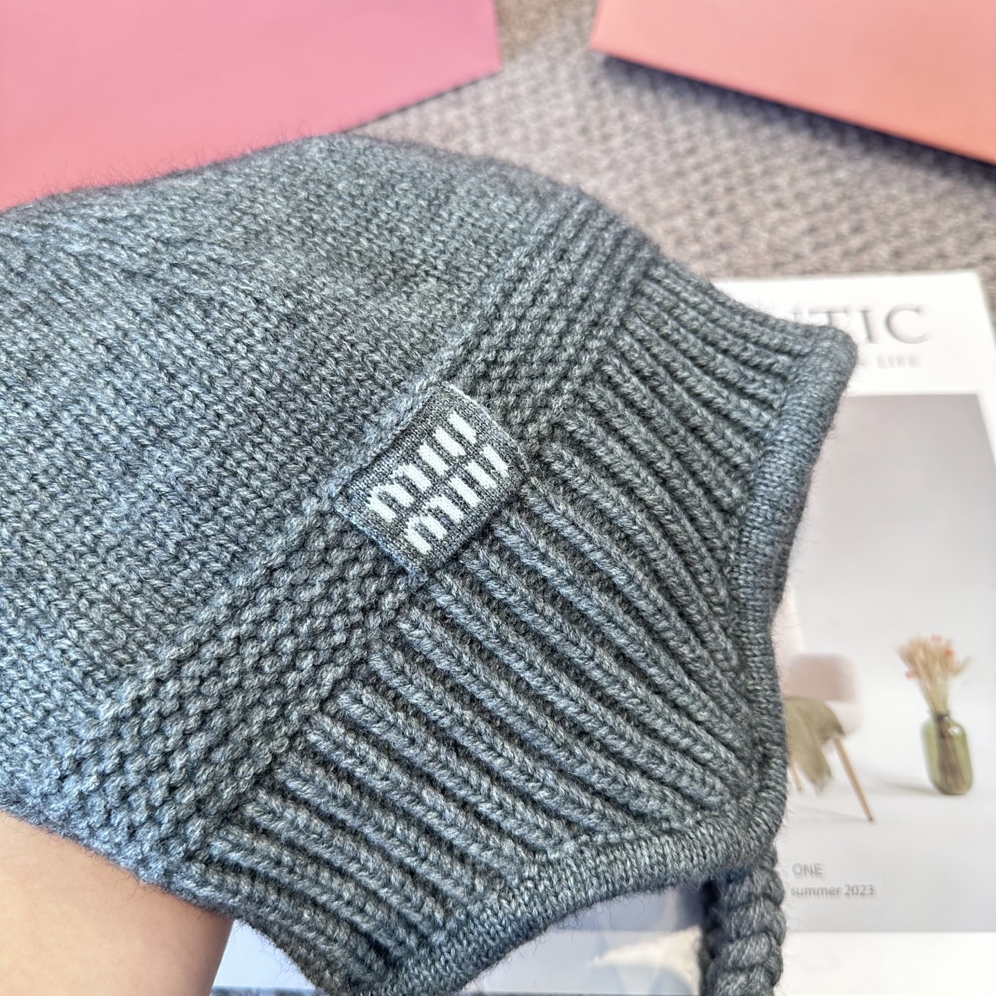 miumiu缪缪秋冬毛线帽这种高级灰色染色非常难染！更何况是兔毛的材质简直质感从头开始了！巨推荐大家这顶