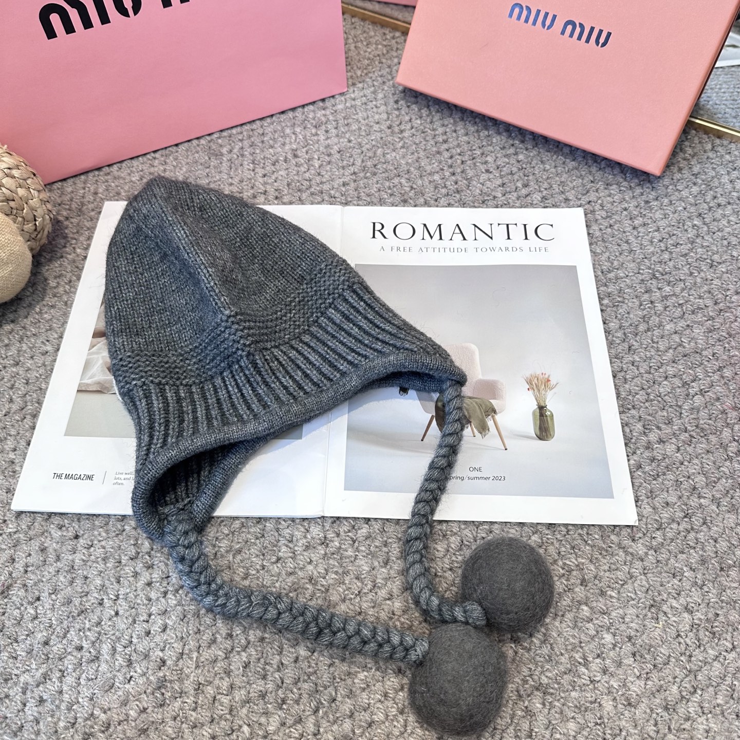 miumiu缪缪秋冬毛线帽这种高级灰色染色非常难染！更何况是兔毛的材质简直质感从头开始了！巨推荐大家这顶