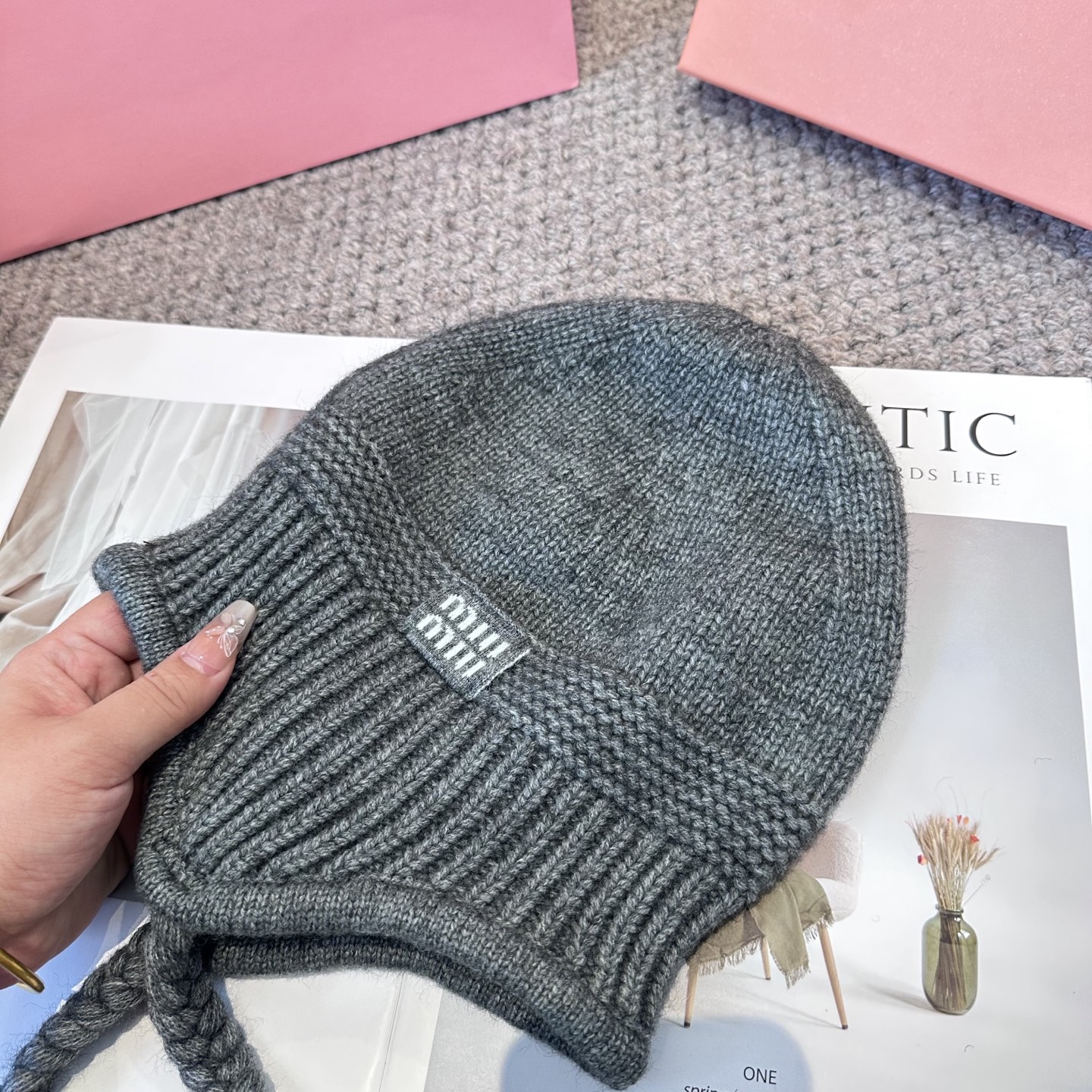 miumiu缪缪秋冬毛线帽这种高级灰色染色非常难染！更何况是兔毛的材质简直质感从头开始了！巨推荐大家这顶