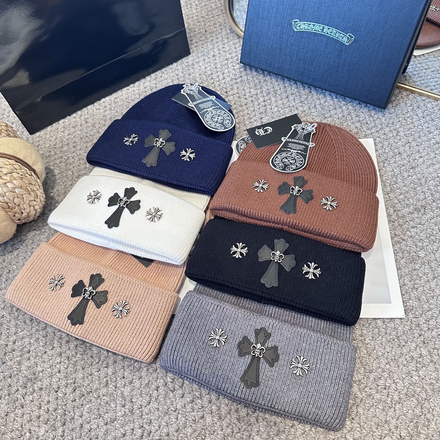 克罗心 秋冬款羊毛针织毛线帽这款必定是极简主义的最爱干净，利索，时尚百搭，绝对不挑脸型！属于时尚经典的万