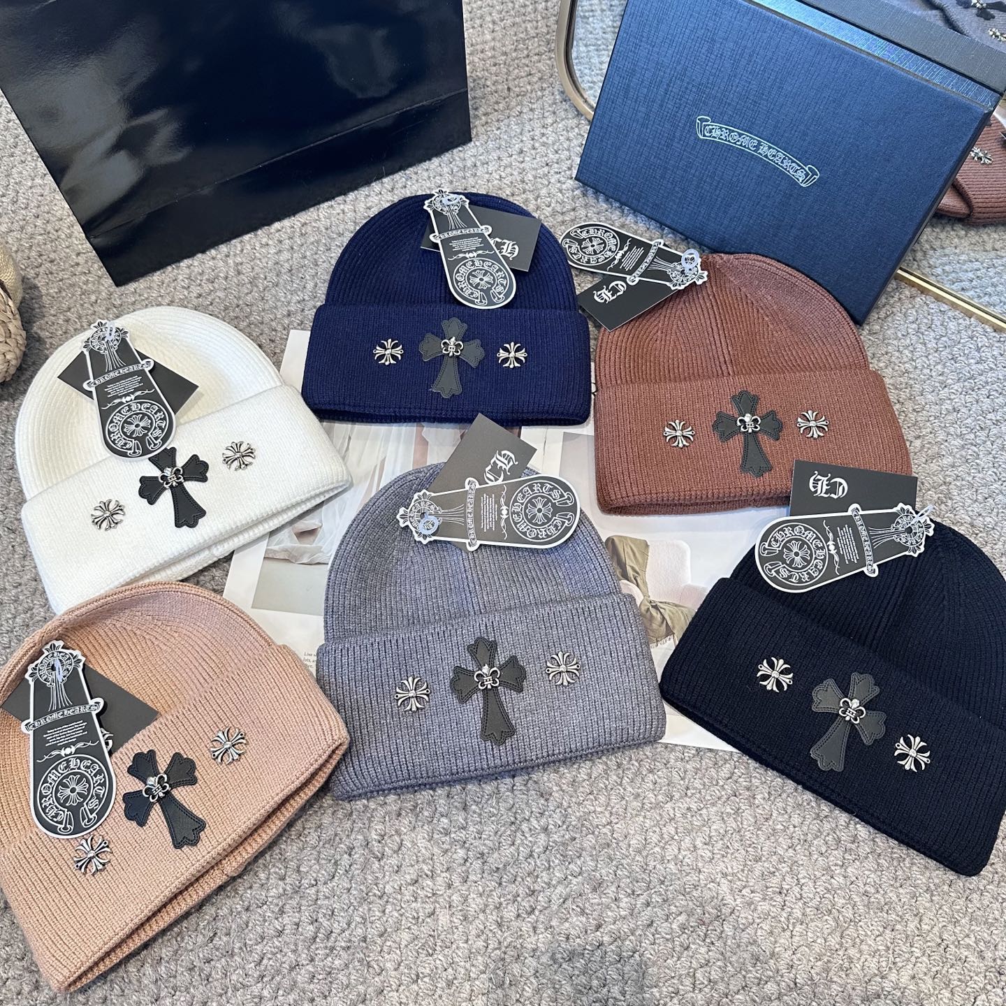 克罗心 秋冬款羊毛针织毛线帽这款必定是极简主义的最爱干净，利索，时尚百搭，绝对不挑脸型！属于时尚经典的万