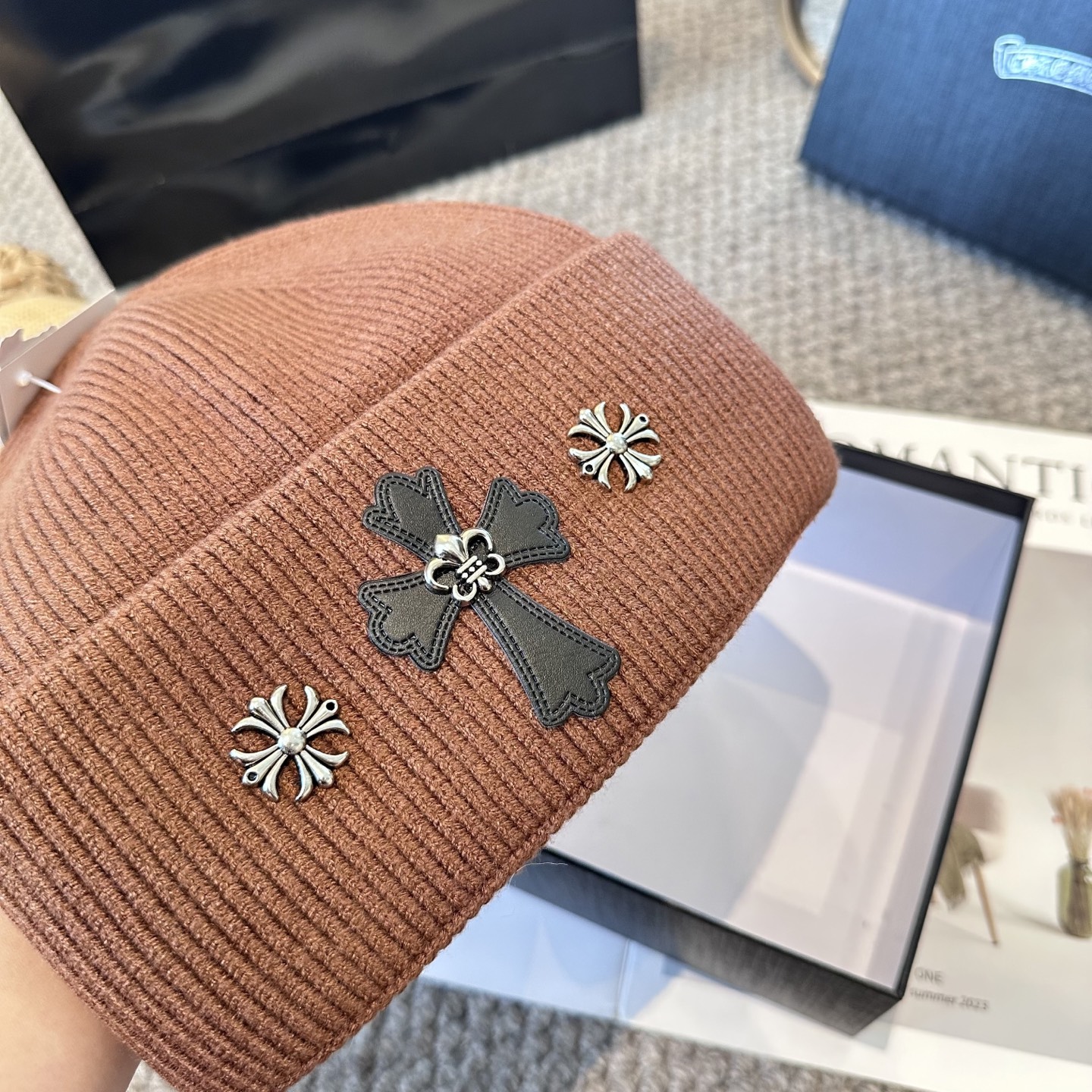 克罗心 秋冬款羊毛针织毛线帽这款必定是极简主义的最爱干净，利索，时尚百搭，绝对不挑脸型！属于时尚经典的万