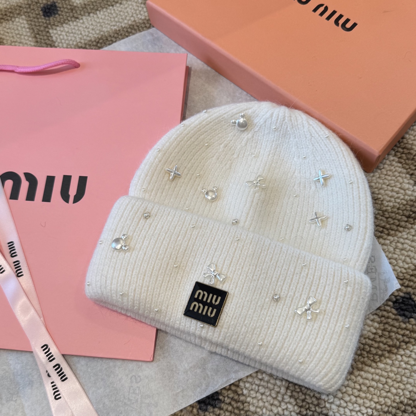 miumiu缪缪🐰秋冬毛线帽这种高级简直质感从头开始了！巨推荐大家这顶不管什么类型的衣服都好配💖休闲和甜