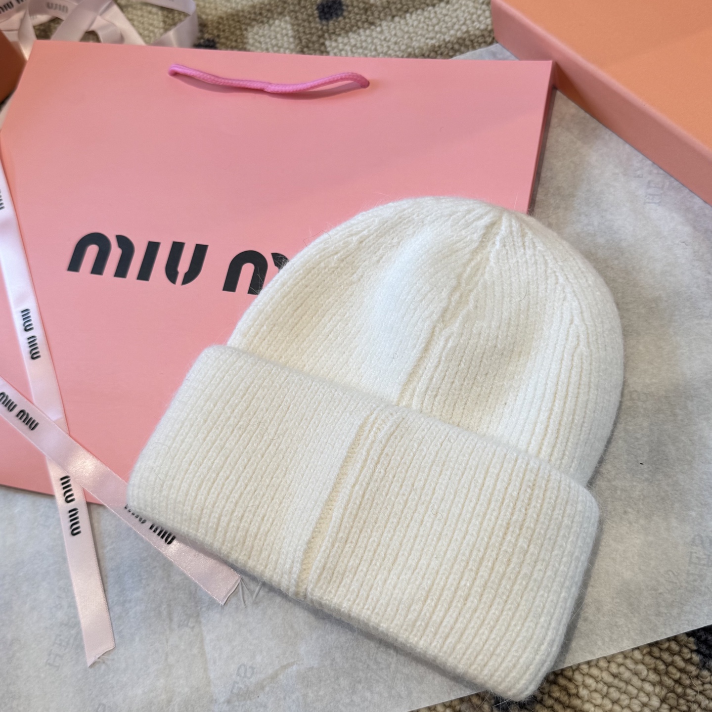 miumiu缪缪🐰秋冬毛线帽这种高级简直质感从头开始了！巨推荐大家这顶不管什么类型的衣服都好配💖休闲和甜