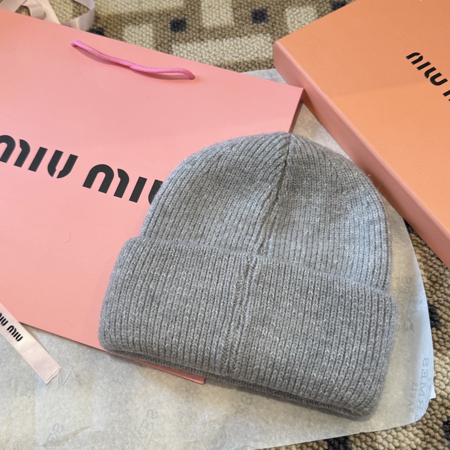 miumiu缪缪🐰秋冬毛线帽这种高级简直质感从头开始了！巨推荐大家这顶不管什么类型的衣服都好配💖休闲和甜