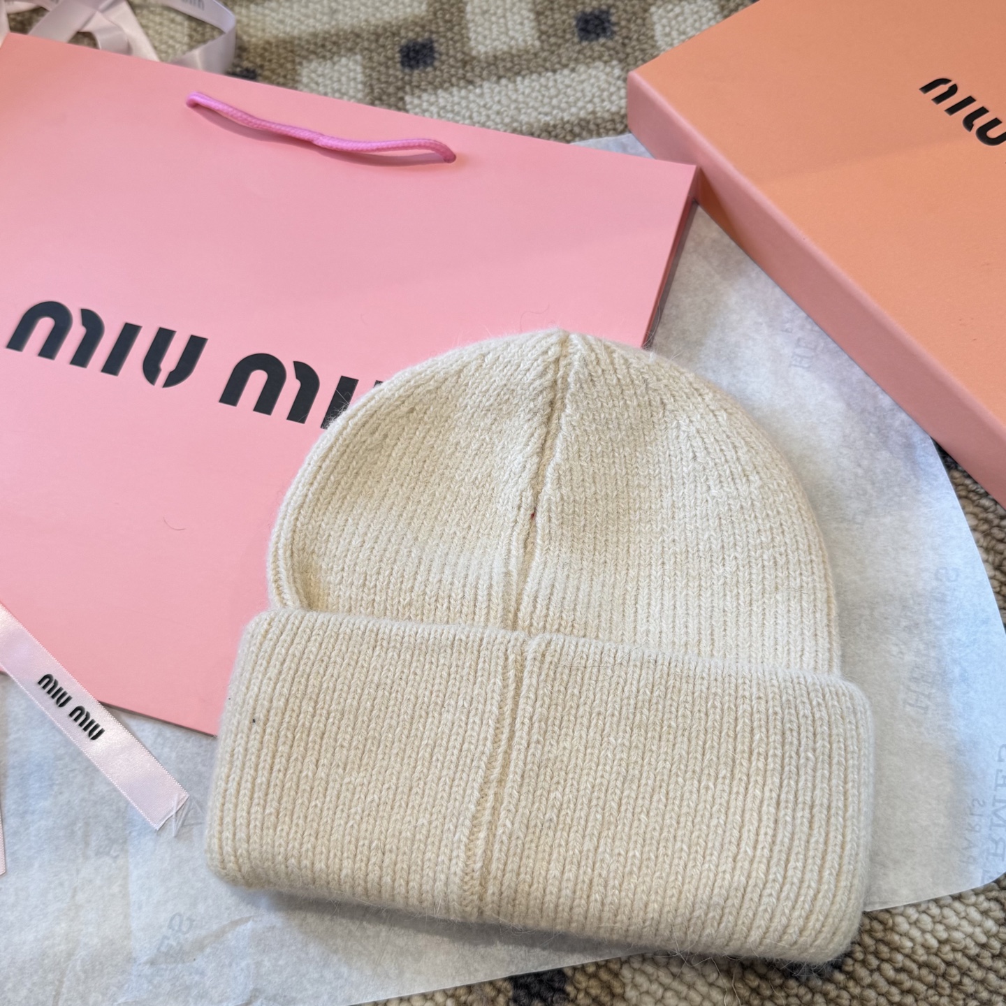 miumiu缪缪🐰秋冬毛线帽这种高级简直质感从头开始了！巨推荐大家这顶不管什么类型的衣服都好配💖休闲和甜