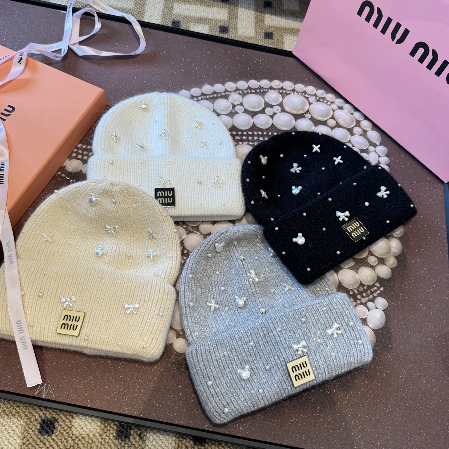 miumiu缪缪🐰秋冬毛线帽这种高级简直质感从头开始了！巨推荐大家这顶不管什么类型的衣服都好配💖休闲和甜