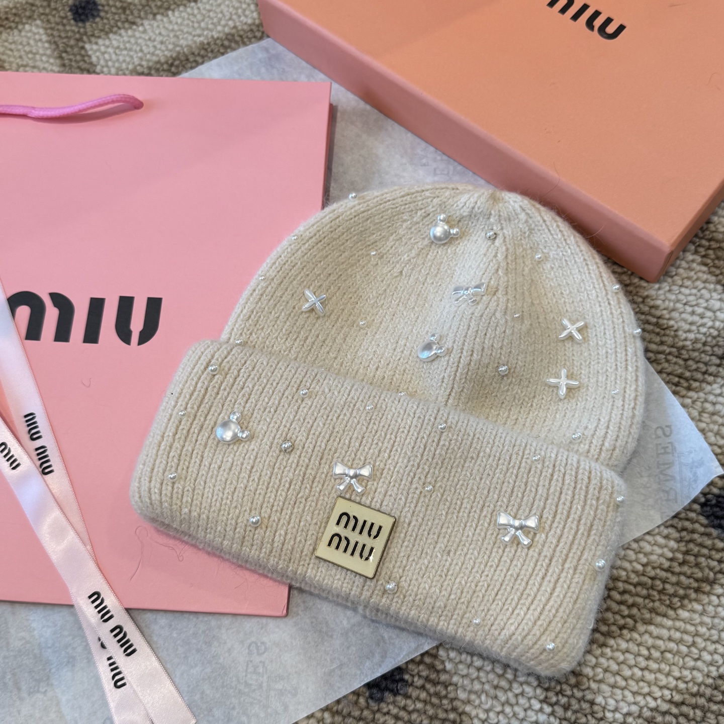 miumiu缪缪🐰秋冬毛线帽这种高级简直质感从头开始了！巨推荐大家这顶不管什么类型的衣服都好配💖休闲和甜