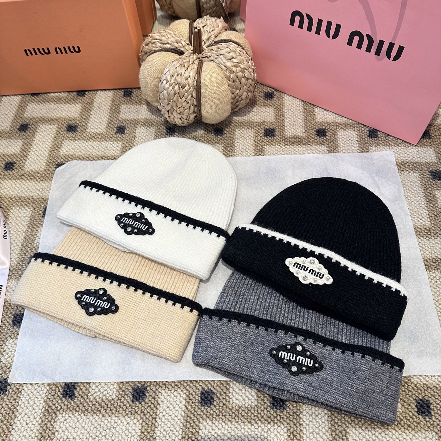 miumiu缪缪🐰秋冬毛线帽这种高级简直质感从头开始了！巨推荐大家这顶不管什么类型的衣服都好配💖休闲和甜