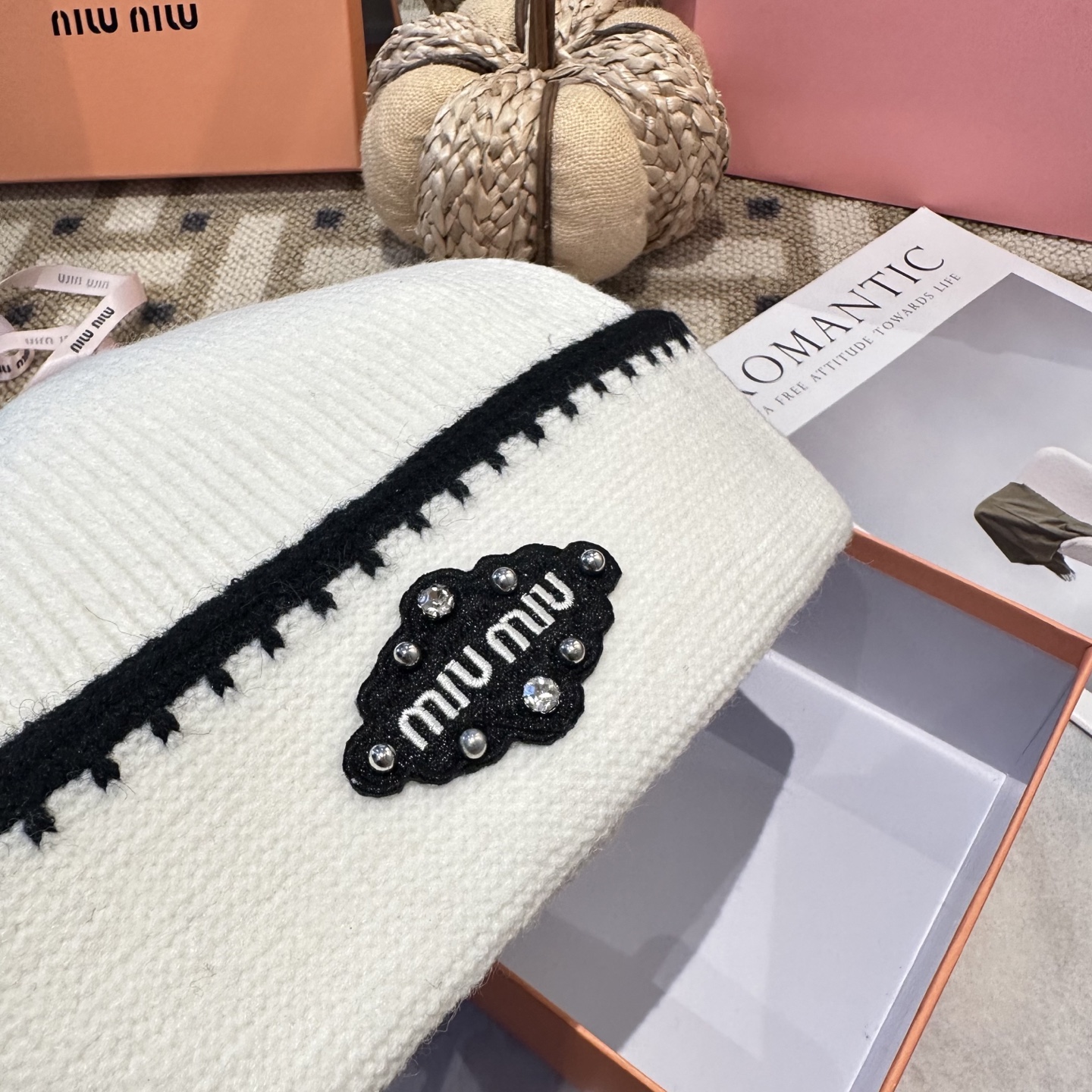 miumiu缪缪🐰秋冬毛线帽这种高级简直质感从头开始了！巨推荐大家这顶不管什么类型的衣服都好配💖休闲和甜