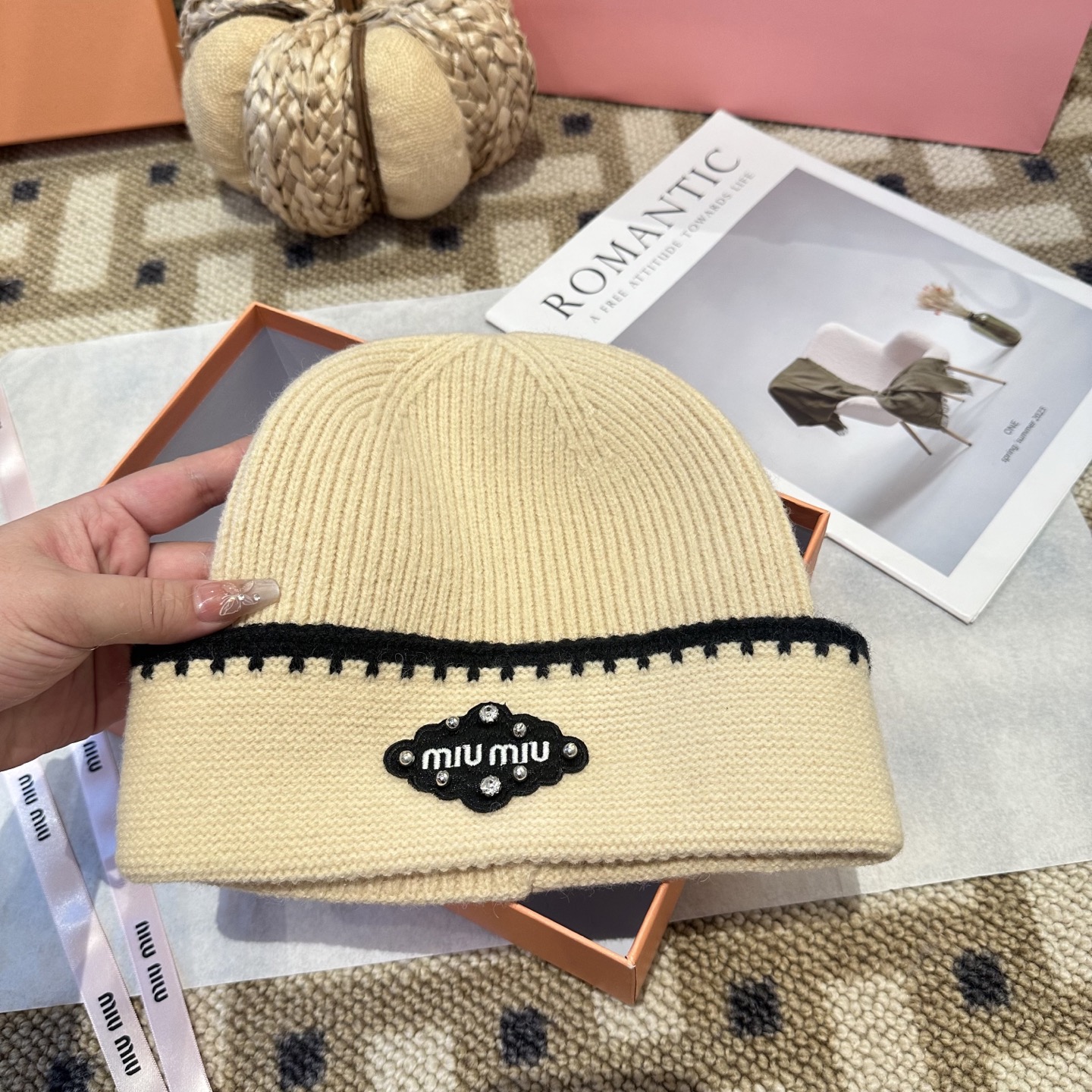 miumiu缪缪🐰秋冬毛线帽这种高级简直质感从头开始了！巨推荐大家这顶不管什么类型的衣服都好配💖休闲和甜
