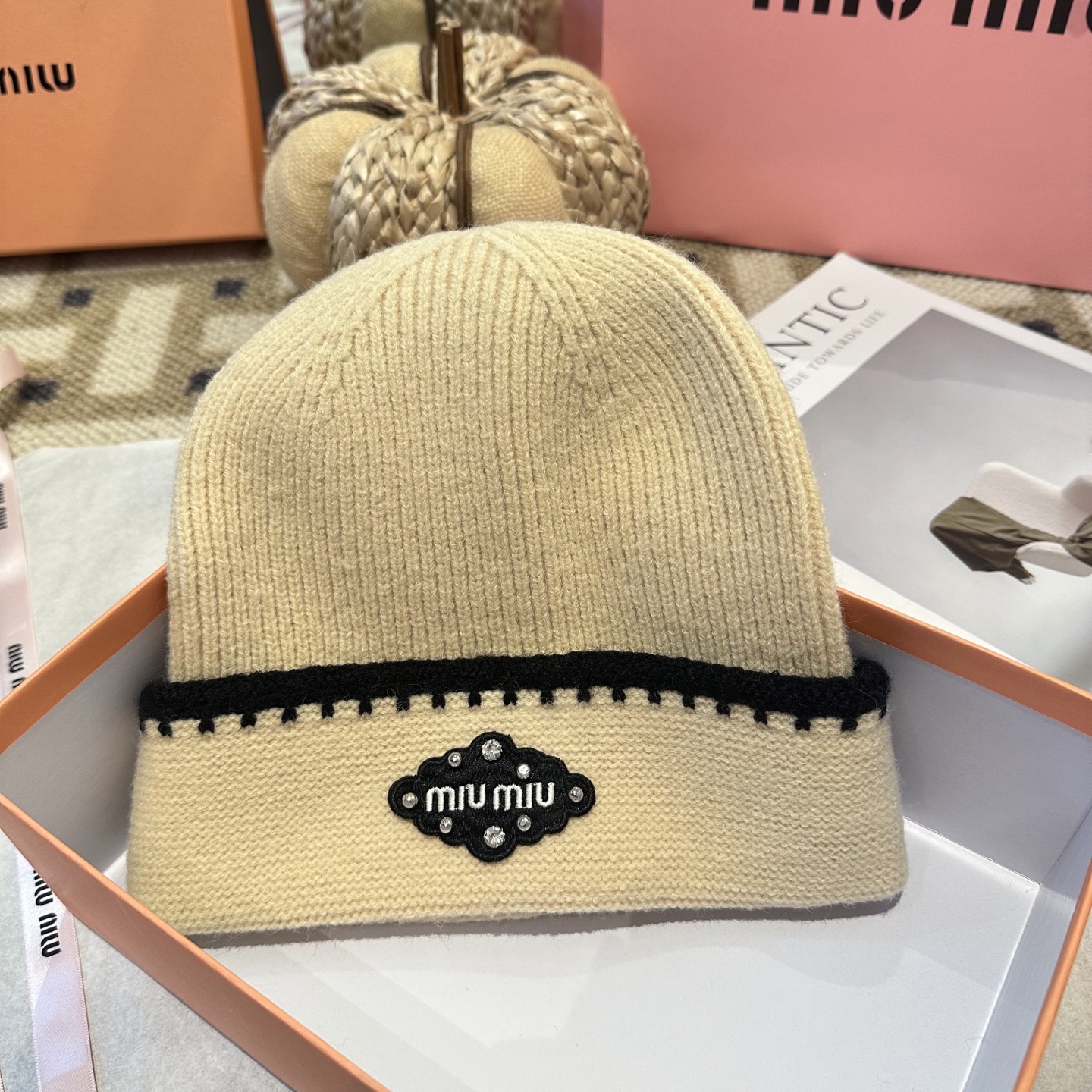 miumiu缪缪🐰秋冬毛线帽这种高级简直质感从头开始了！巨推荐大家这顶不管什么类型的衣服都好配💖休闲和甜