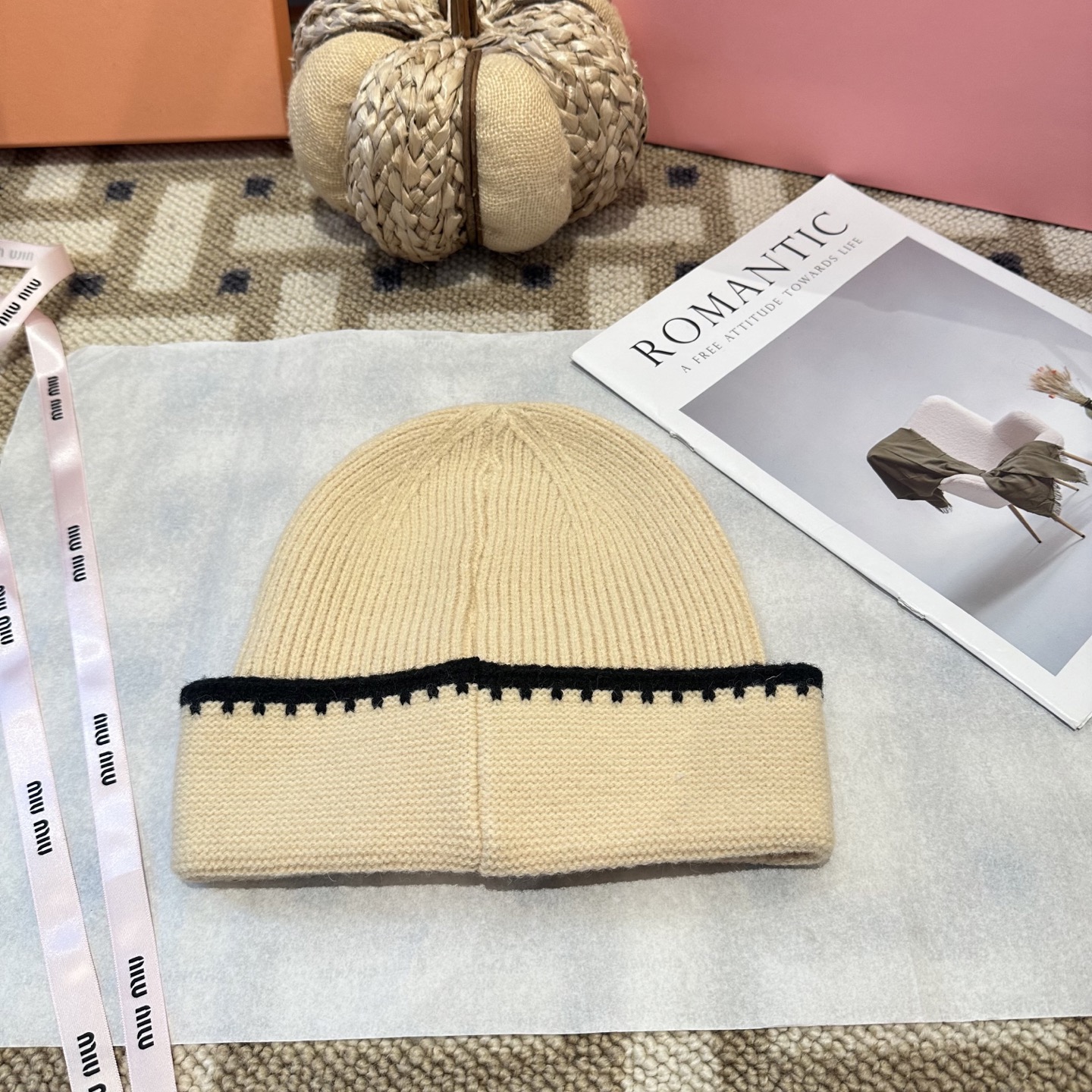 miumiu缪缪🐰秋冬毛线帽这种高级简直质感从头开始了！巨推荐大家这顶不管什么类型的衣服都好配💖休闲和甜