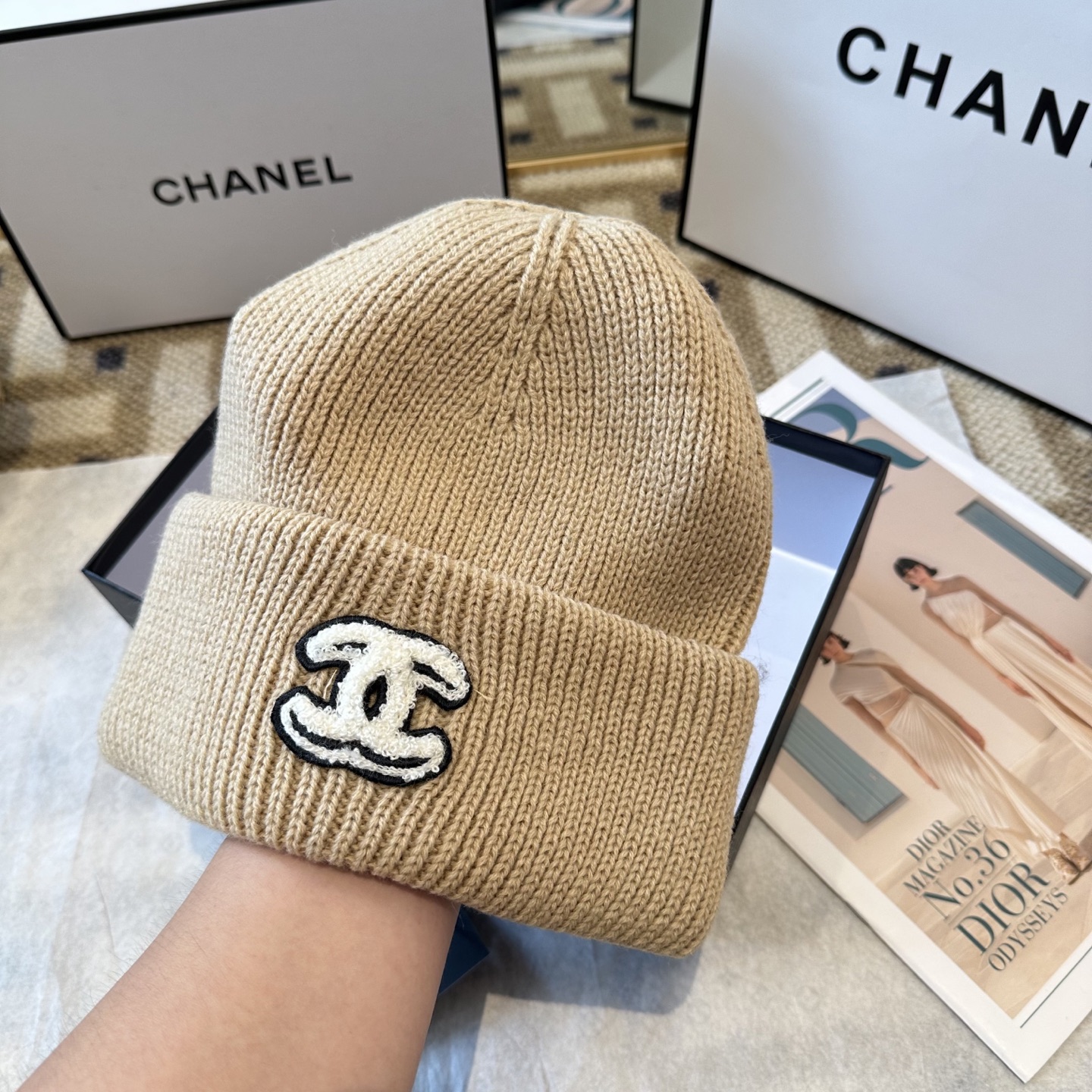 Chanel官网品质香奈儿秋冬网红时尚博主推荐款毛线帽，小红书爆款，手感超柔软舒适的针织线帽，弹性极佳！