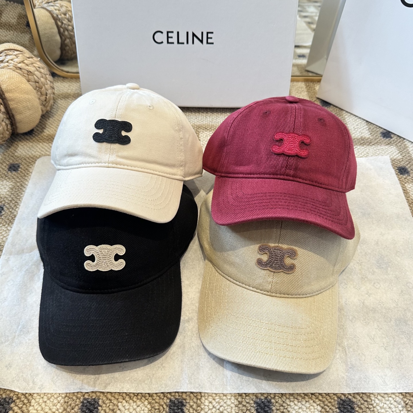 爆款CELINE（赛琳）简约明星同款最新棒球帽，时尚潮流，高端做工！每一个帽子都是用心之作！非一般的品质