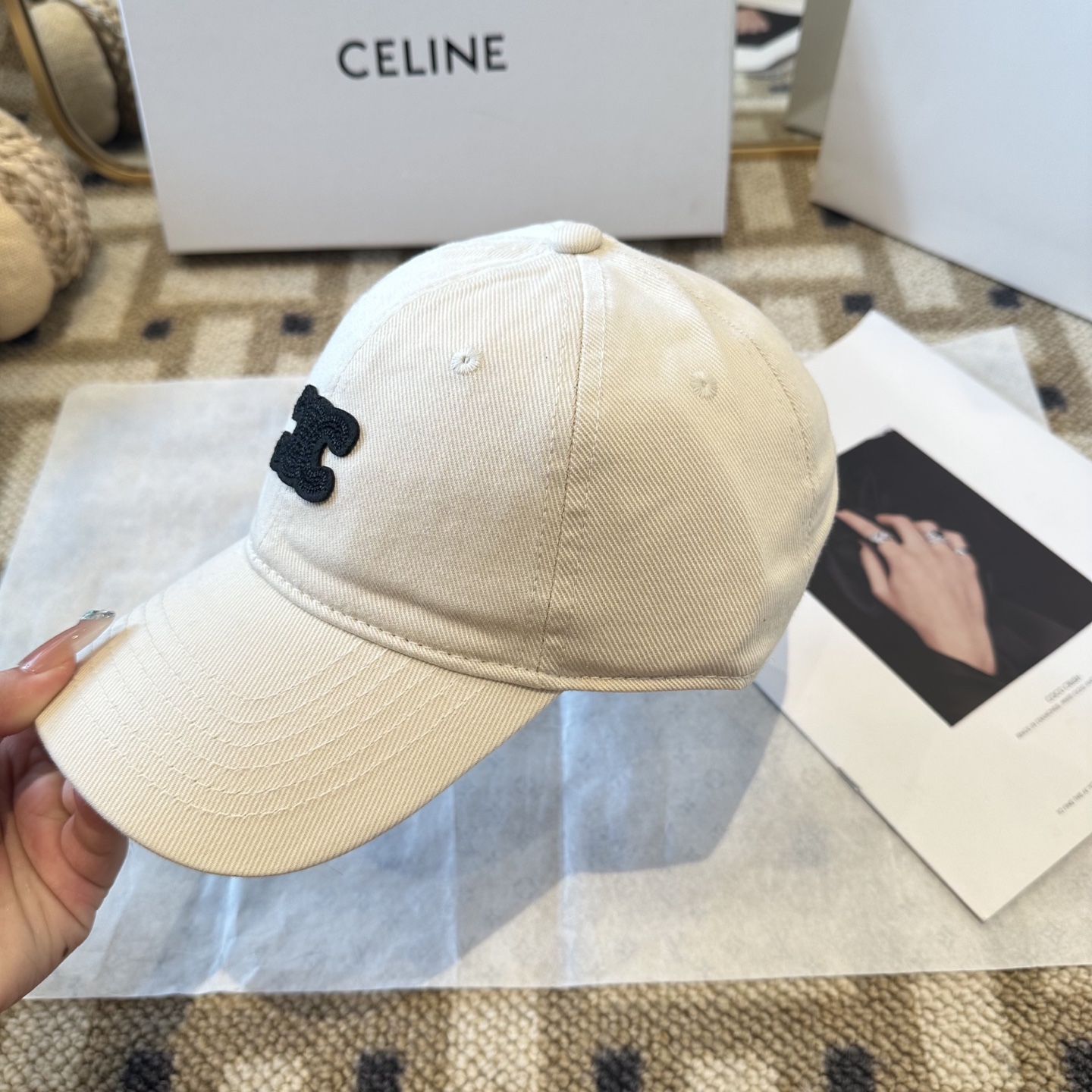 爆款CELINE（赛琳）简约明星同款最新棒球帽，时尚潮流，高端做工！每一个帽子都是用心之作！非一般的品质