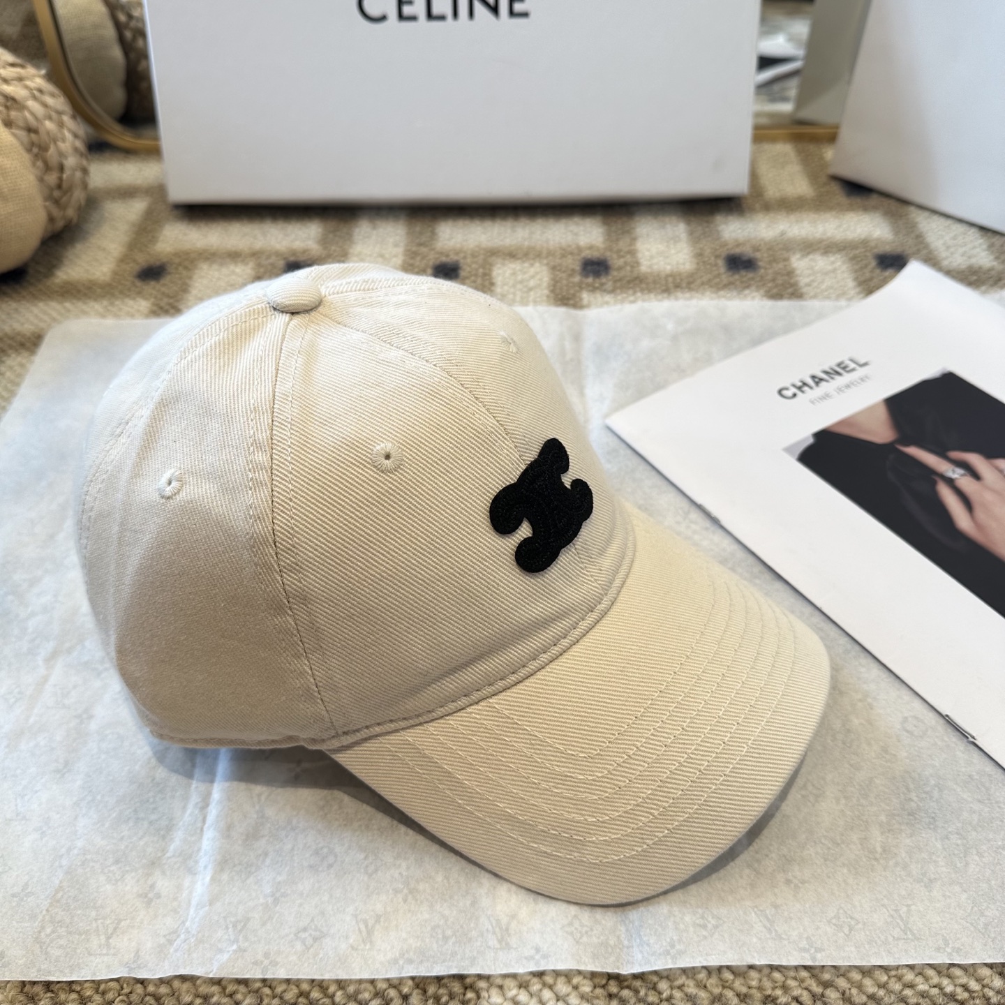 爆款CELINE（赛琳）简约明星同款最新棒球帽，时尚潮流，高端做工！每一个帽子都是用心之作！非一般的品质