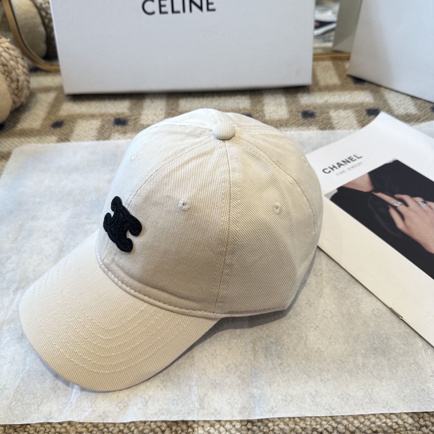 爆款CELINE（赛琳）简约明星同款最新棒球帽，时尚潮流，高端做工！每一个帽子都是用心之作！非一般的品质