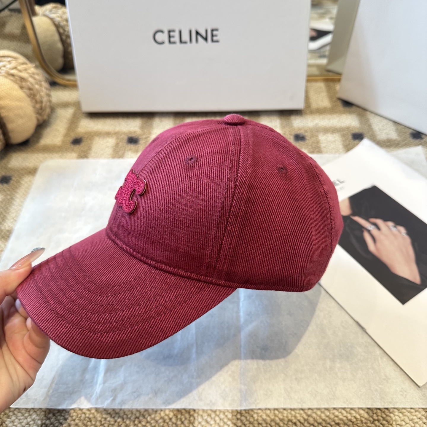 爆款CELINE（赛琳）简约明星同款最新棒球帽，时尚潮流，高端做工！每一个帽子都是用心之作！非一般的品质