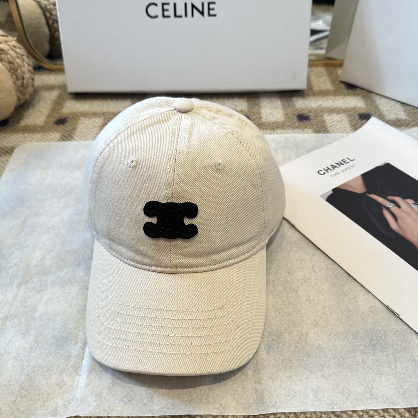 爆款CELINE（赛琳）简约明星同款最新棒球帽，时尚潮流，高端做工！每一个帽子都是用心之作！非一般的品质