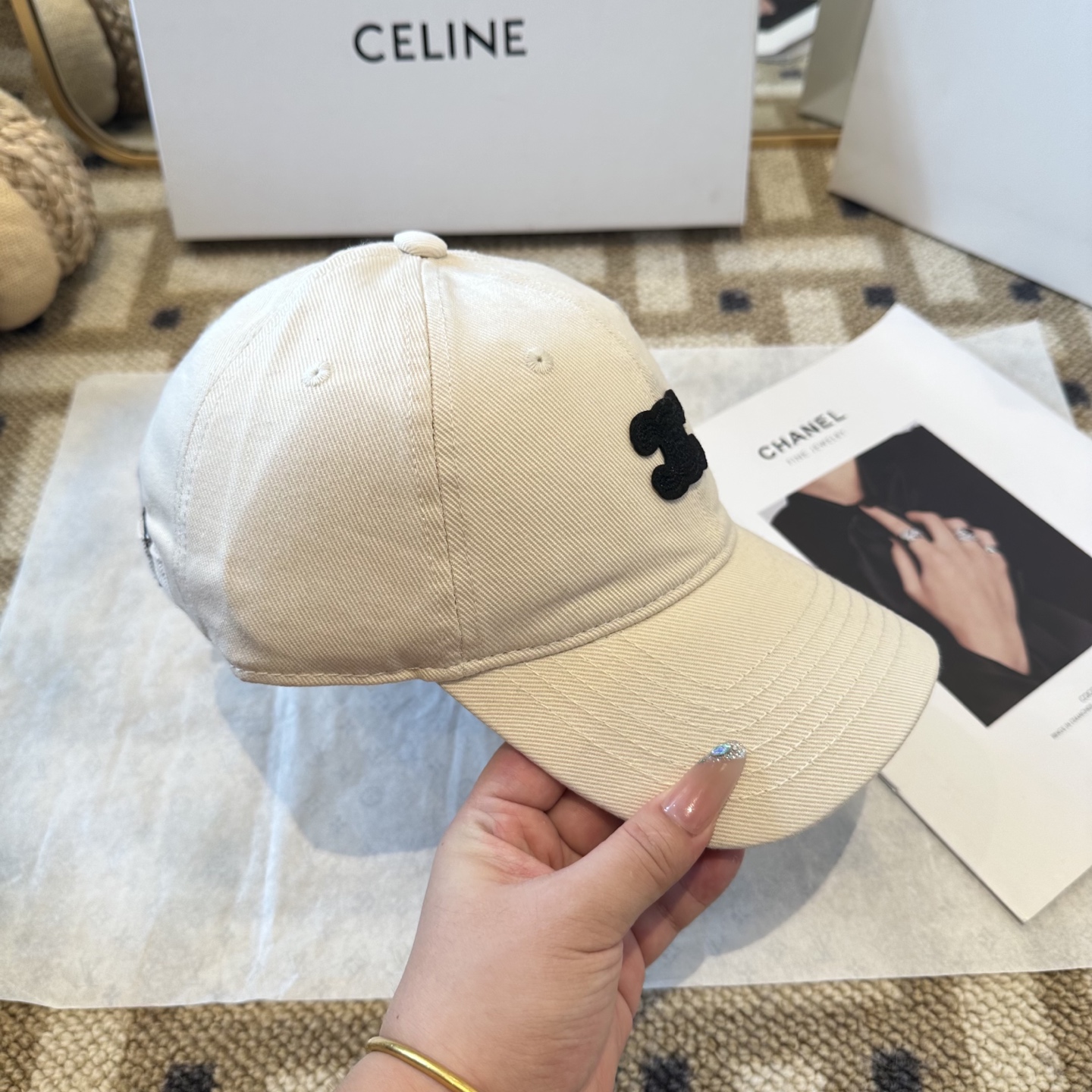 爆款CELINE（赛琳）简约明星同款最新棒球帽，时尚潮流，高端做工！每一个帽子都是用心之作！非一般的品质