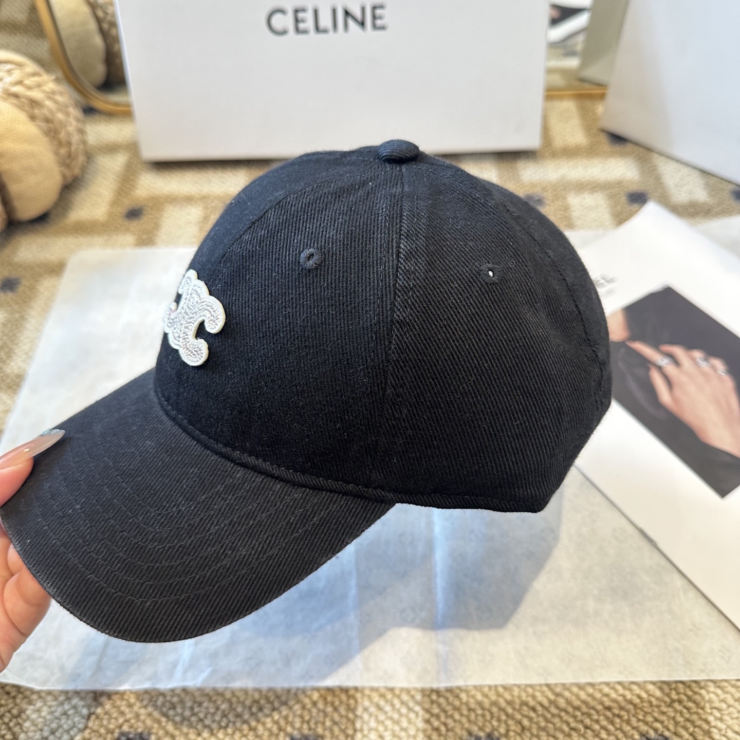 爆款CELINE（赛琳）简约明星同款最新棒球帽，时尚潮流，高端做工！每一个帽子都是用心之作！非一般的品质