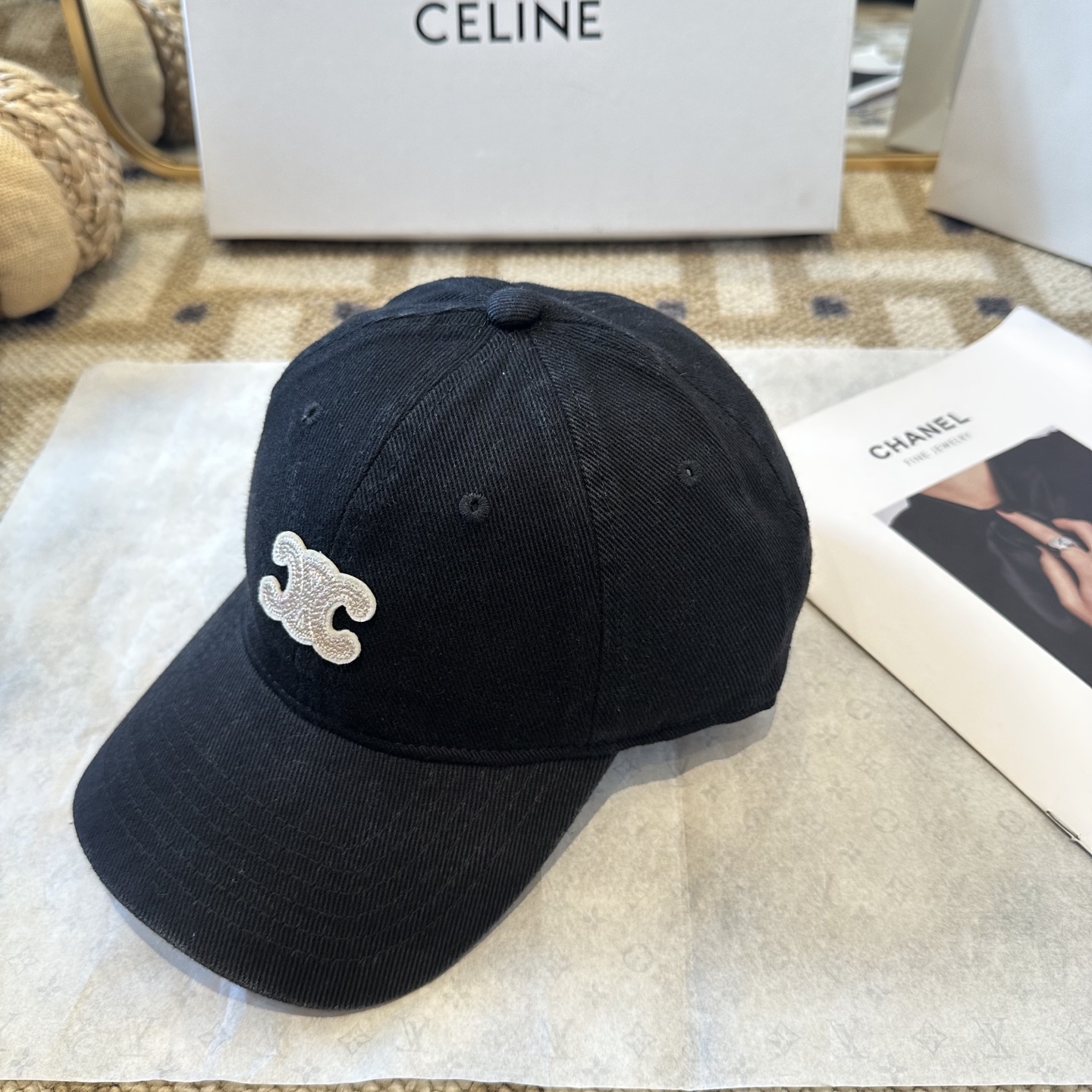 爆款CELINE（赛琳）简约明星同款最新棒球帽，时尚潮流，高端做工！每一个帽子都是用心之作！非一般的品质