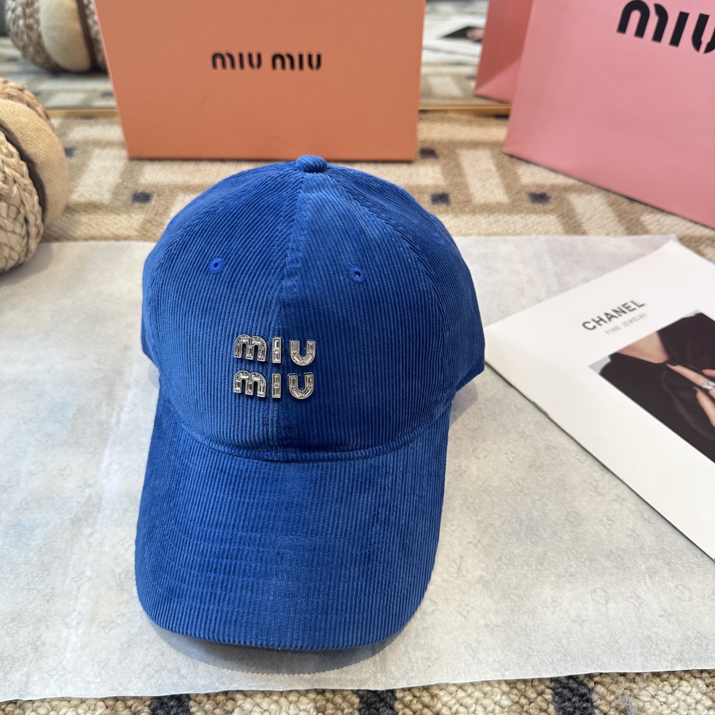 MiuMiu新款棒球帽帽子的版型很好，不管怎么搭配都好看，秋冬look配饰😎