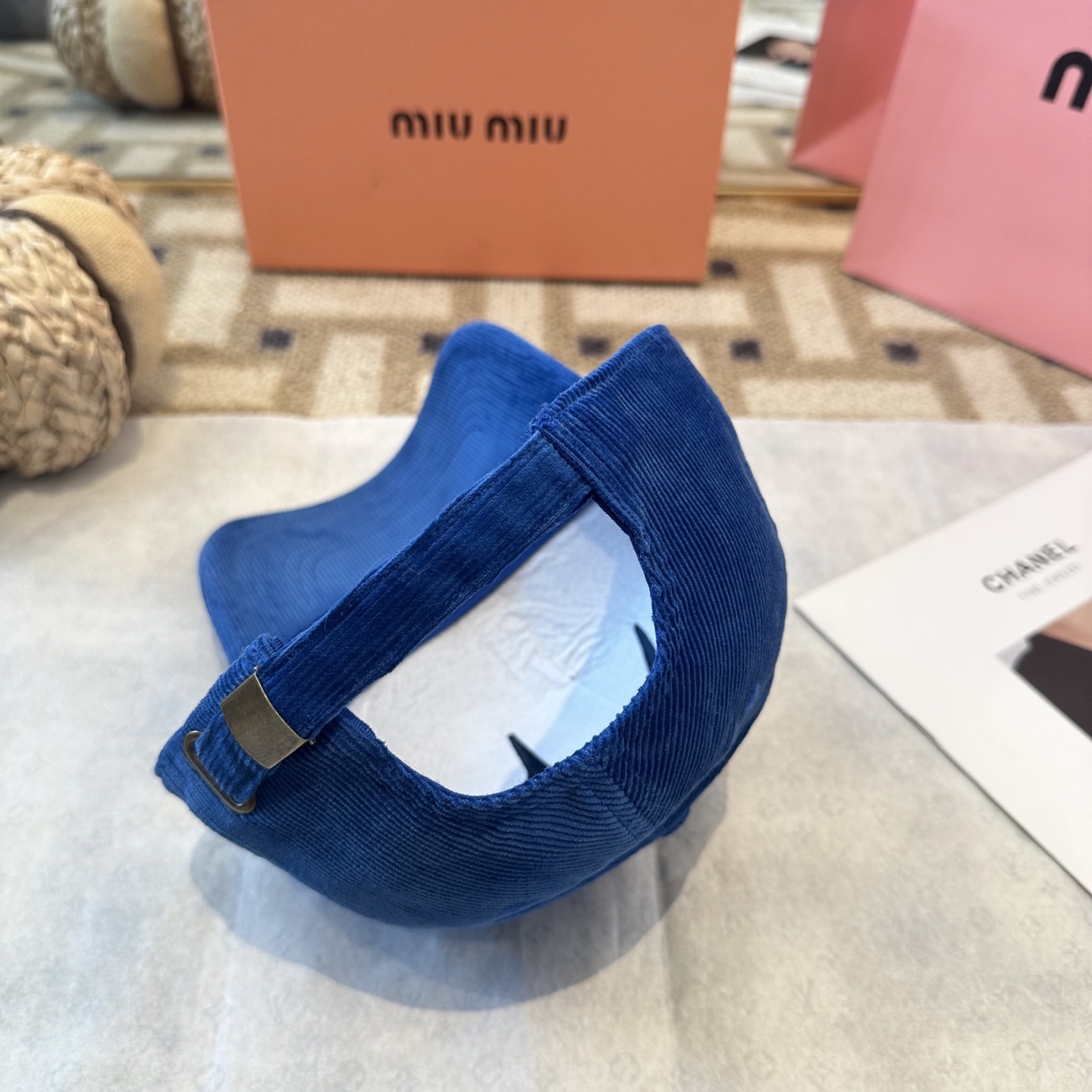 MiuMiu新款棒球帽帽子的版型很好，不管怎么搭配都好看，秋冬look配饰😎