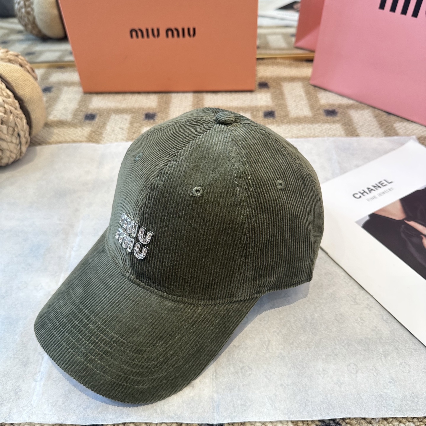 MiuMiu新款棒球帽帽子的版型很好，不管怎么搭配都好看，秋冬look配饰😎