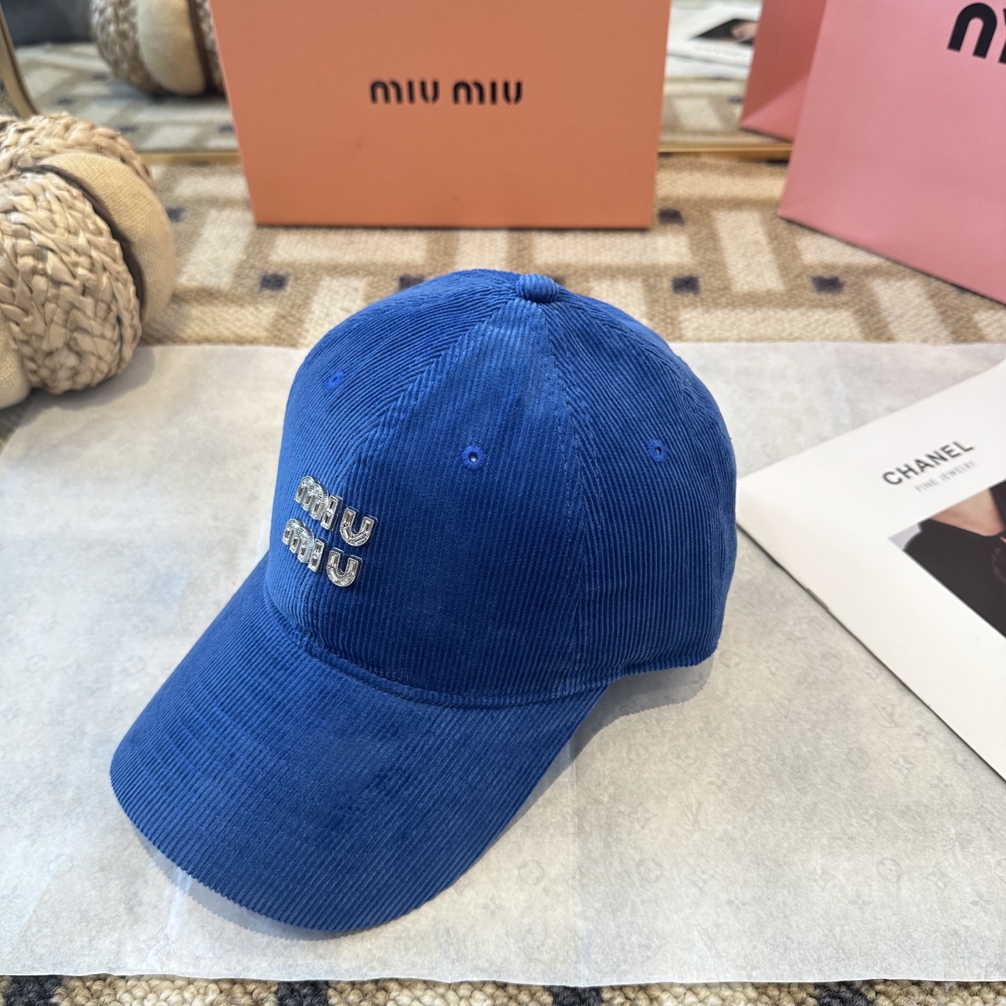 MiuMiu新款棒球帽帽子的版型很好，不管怎么搭配都好看，秋冬look配饰😎