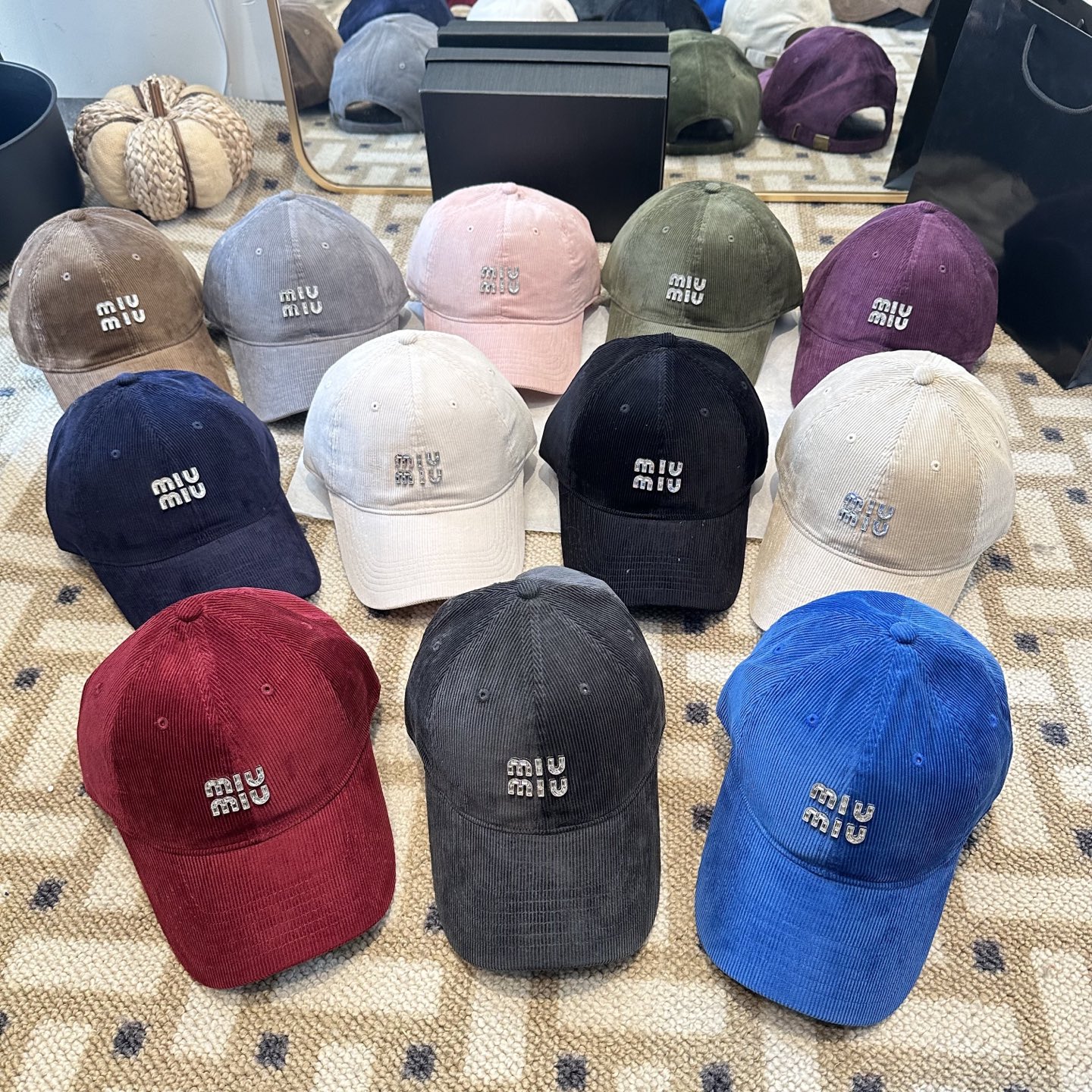 MiuMiu新款棒球帽帽子的版型很好，不管怎么搭配都好看，秋冬look配饰😎