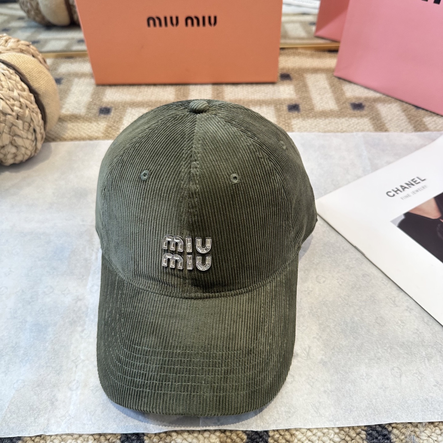 MiuMiu新款棒球帽帽子的版型很好，不管怎么搭配都好看，秋冬look配饰😎