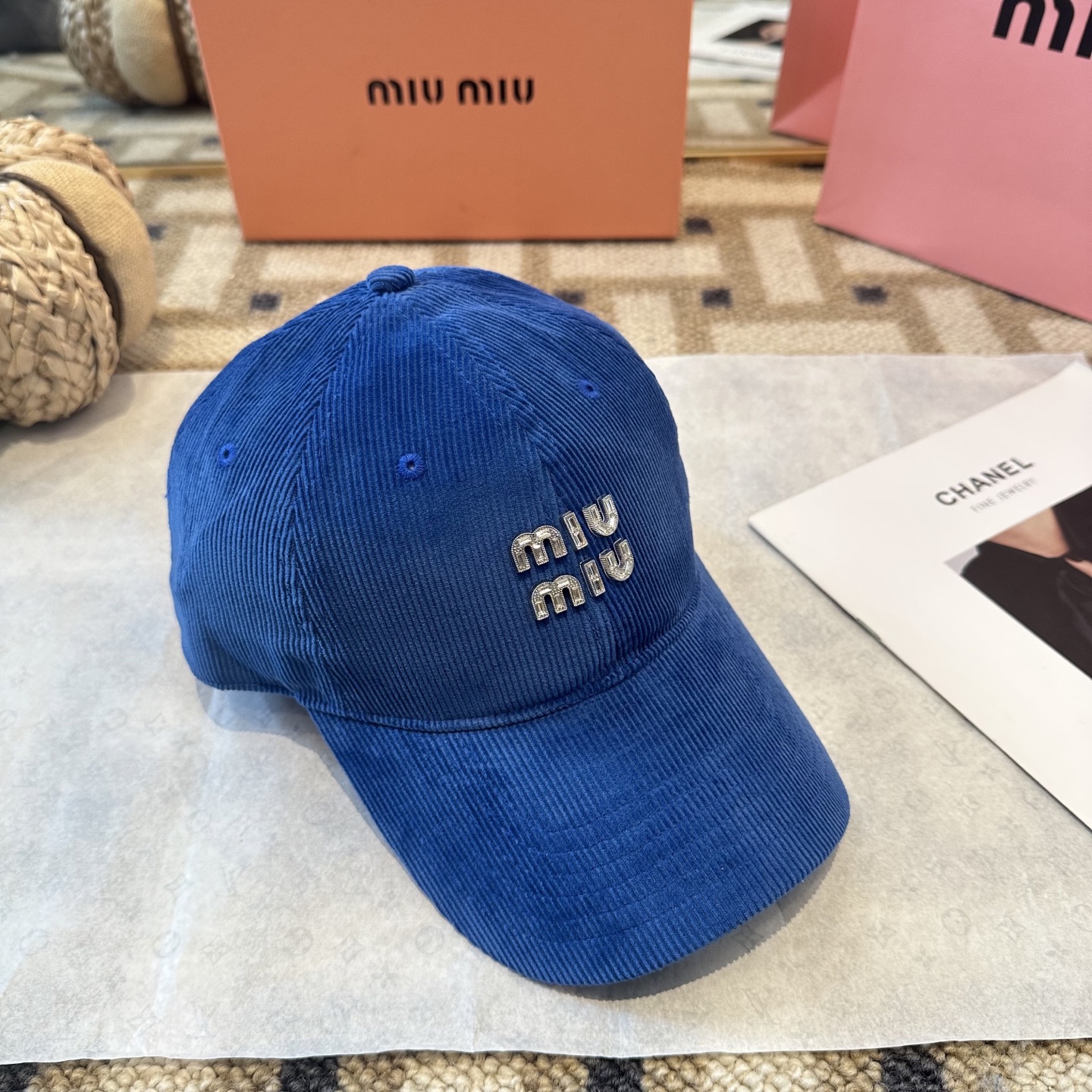 MiuMiu新款棒球帽帽子的版型很好，不管怎么搭配都好看，秋冬look配饰😎