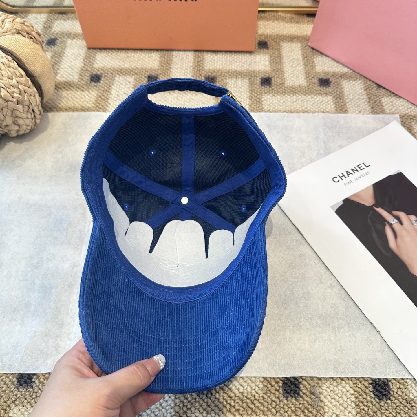 MiuMiu新款棒球帽帽子的版型很好，不管怎么搭配都好看，秋冬look配饰😎