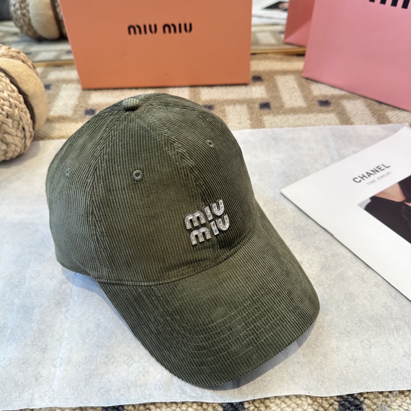 MiuMiu新款棒球帽帽子的版型很好，不管怎么搭配都好看，秋冬look配饰😎