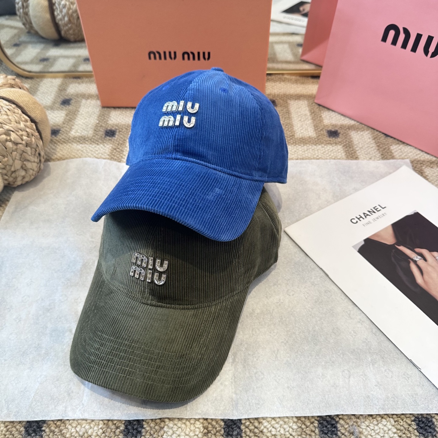 MiuMiu新款棒球帽帽子的版型很好，不管怎么搭配都好看，秋冬look配饰😎