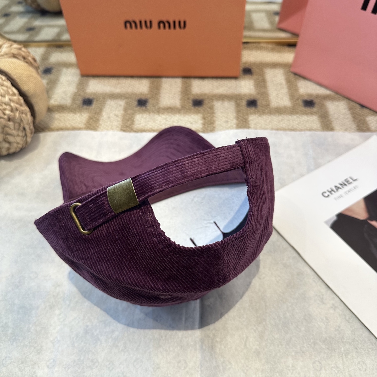 MiuMiu新款棒球帽帽子的版型很好，不管怎么搭配都好看，秋冬look配饰😎