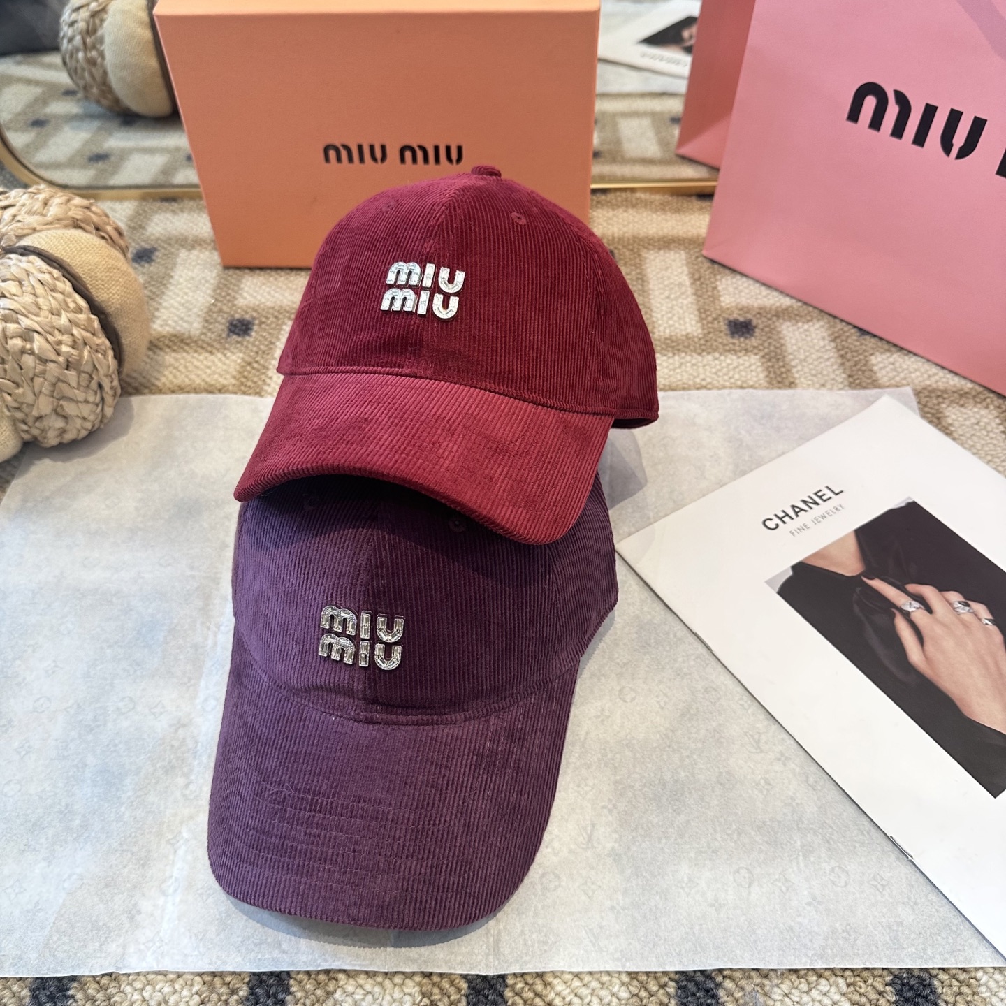 MiuMiu新款棒球帽帽子的版型很好，不管怎么搭配都好看，秋冬look配饰😎