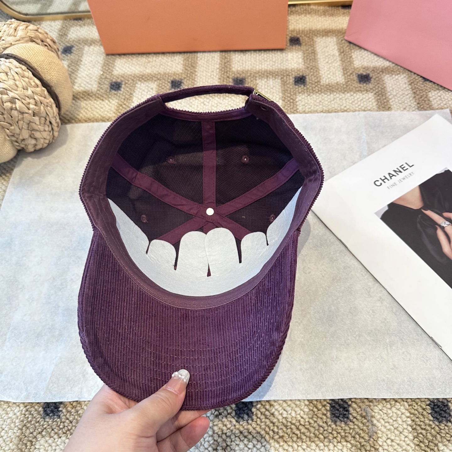 MiuMiu新款棒球帽帽子的版型很好，不管怎么搭配都好看，秋冬look配饰😎