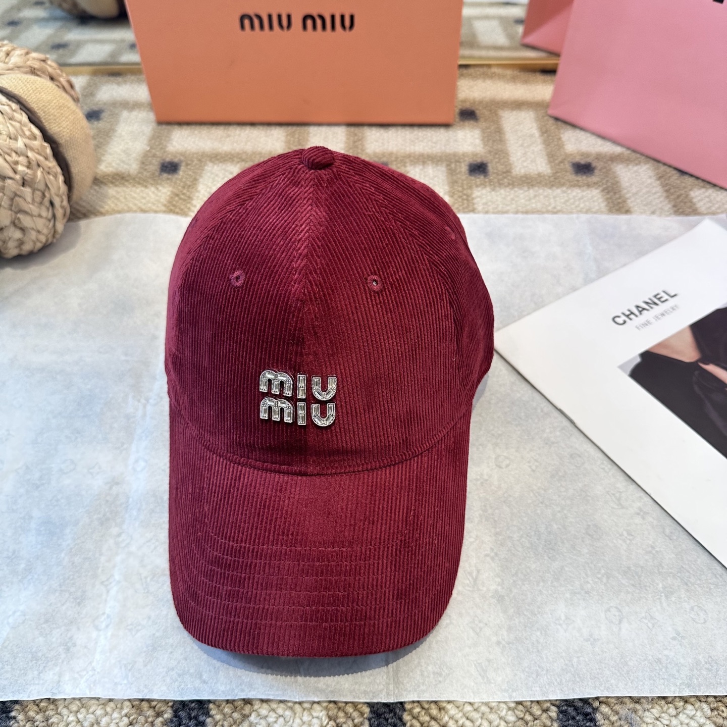 MiuMiu新款棒球帽帽子的版型很好，不管怎么搭配都好看，秋冬look配饰😎