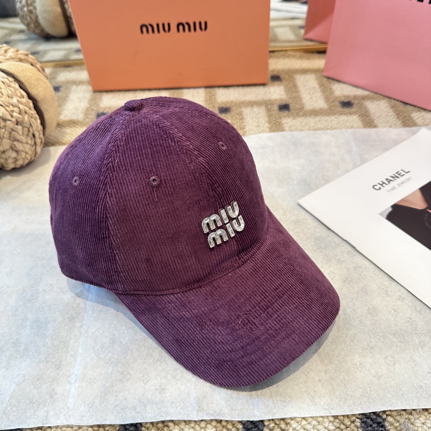 MiuMiu新款棒球帽帽子的版型很好，不管怎么搭配都好看，秋冬look配饰😎