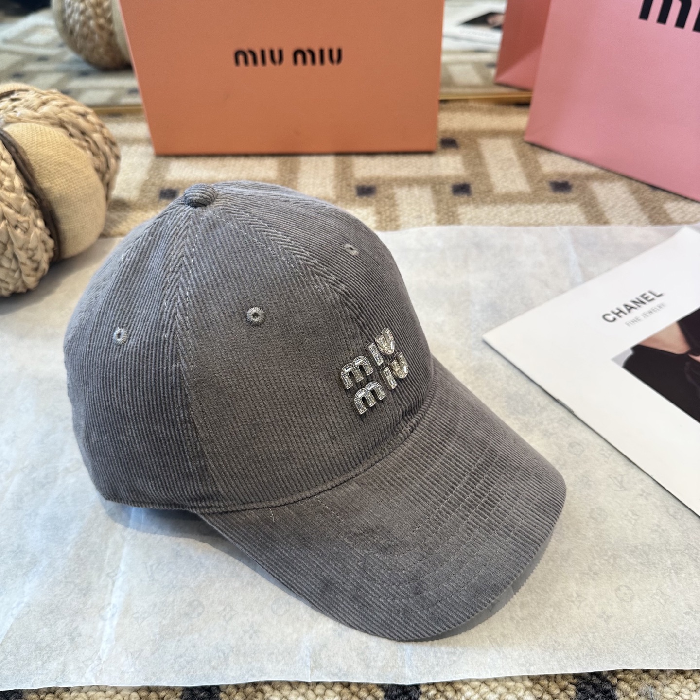 MiuMiu新款棒球帽帽子的版型很好，不管怎么搭配都好看，秋冬look配饰😎