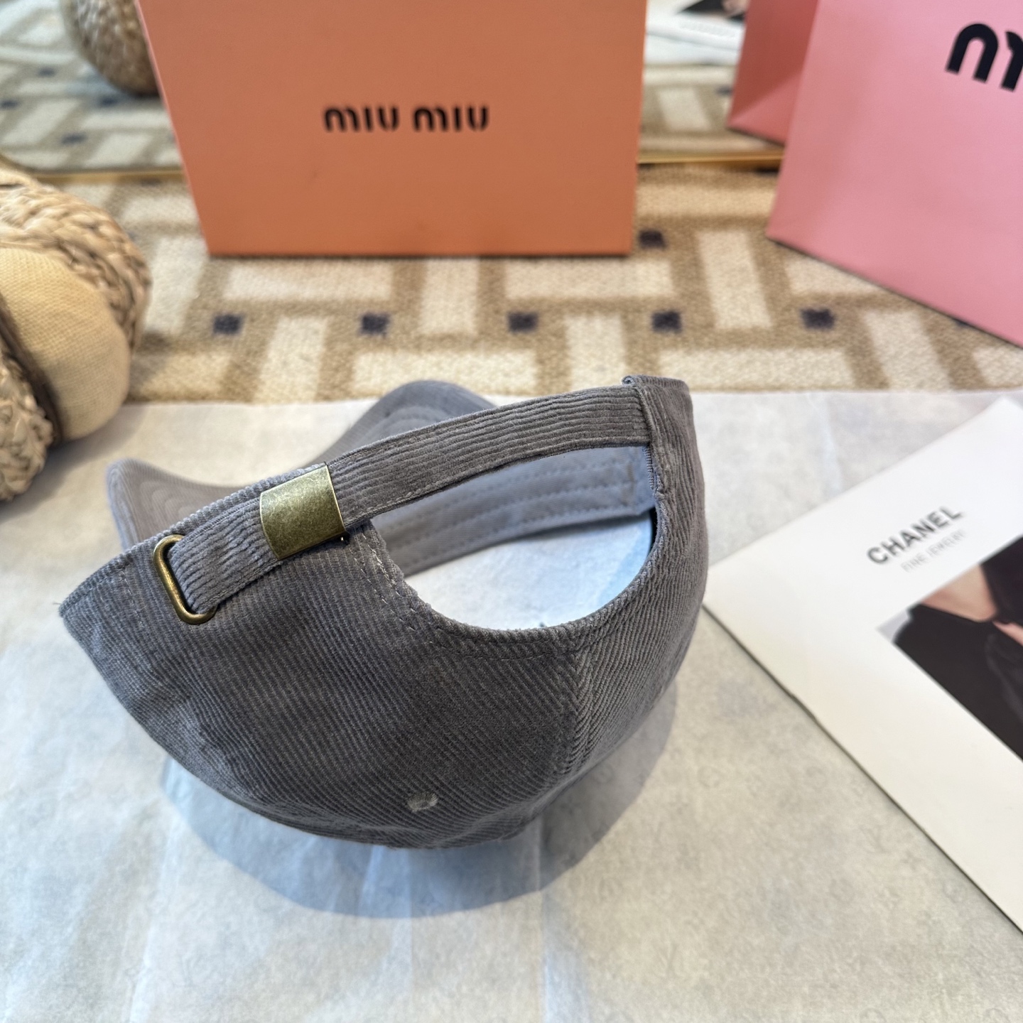 MiuMiu新款棒球帽帽子的版型很好，不管怎么搭配都好看，秋冬look配饰😎